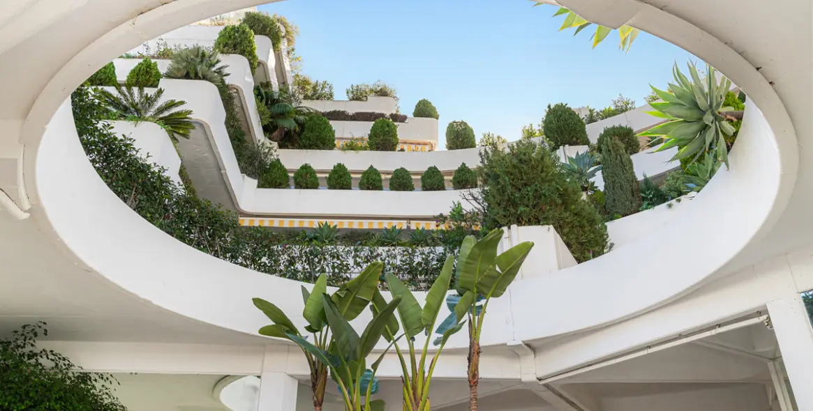 Продажа апартаментов на среднем этаже в The Golden Mile 15