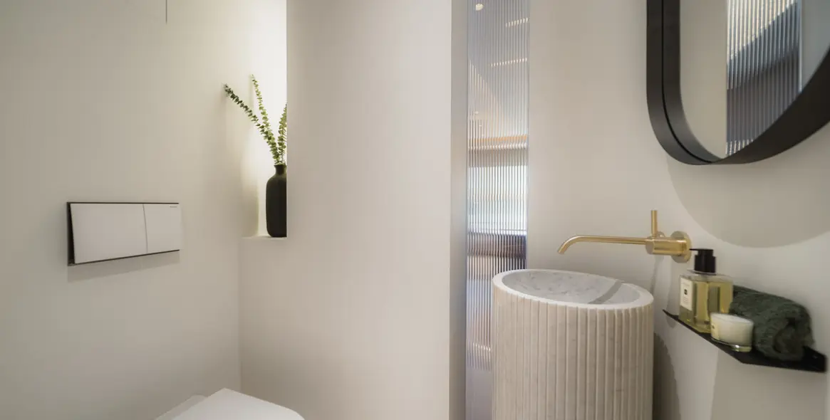 Sale of middle floor apartment in The Golden Mile 39