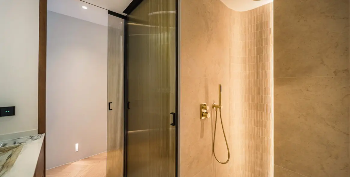 Sale of middle floor apartment in The Golden Mile 54
