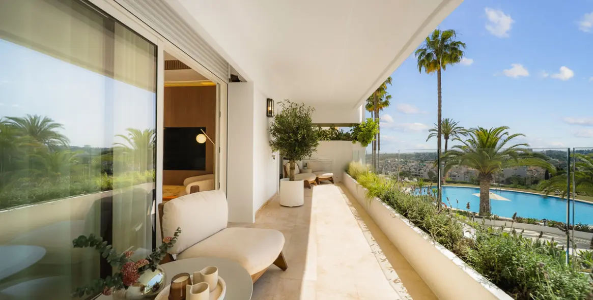 Sale of middle floor apartment in The Golden Mile 57