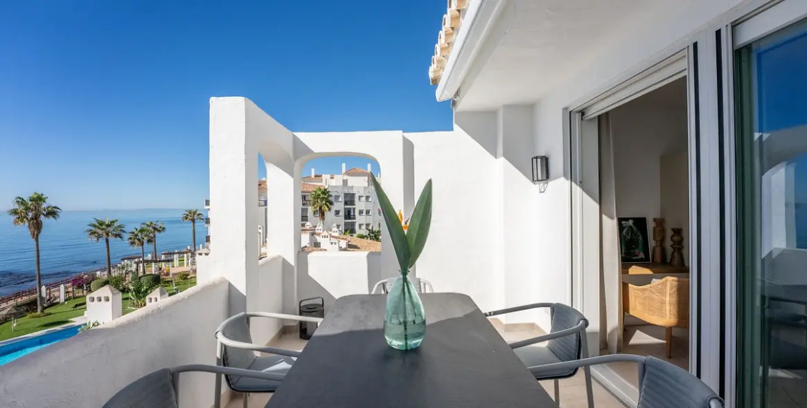 Sale of penthouse duplex in Calahonda 11