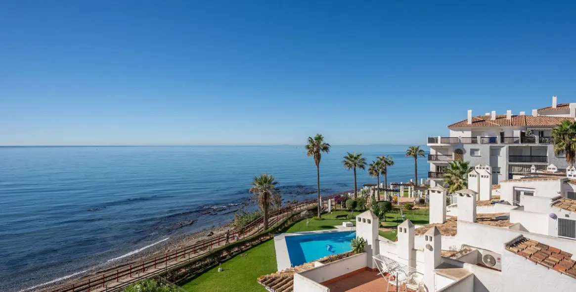 Sale of penthouse duplex in Calahonda 15