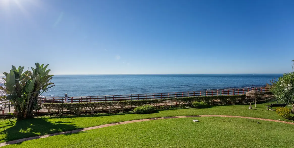 Sale of penthouse duplex in Calahonda 29