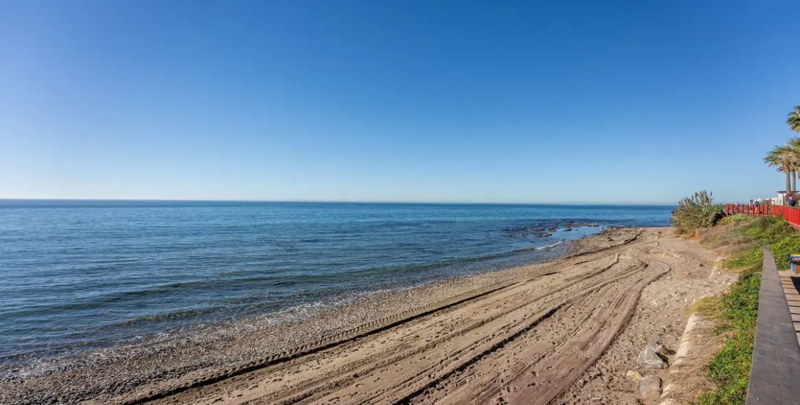 Sale of penthouse duplex in Calahonda 33