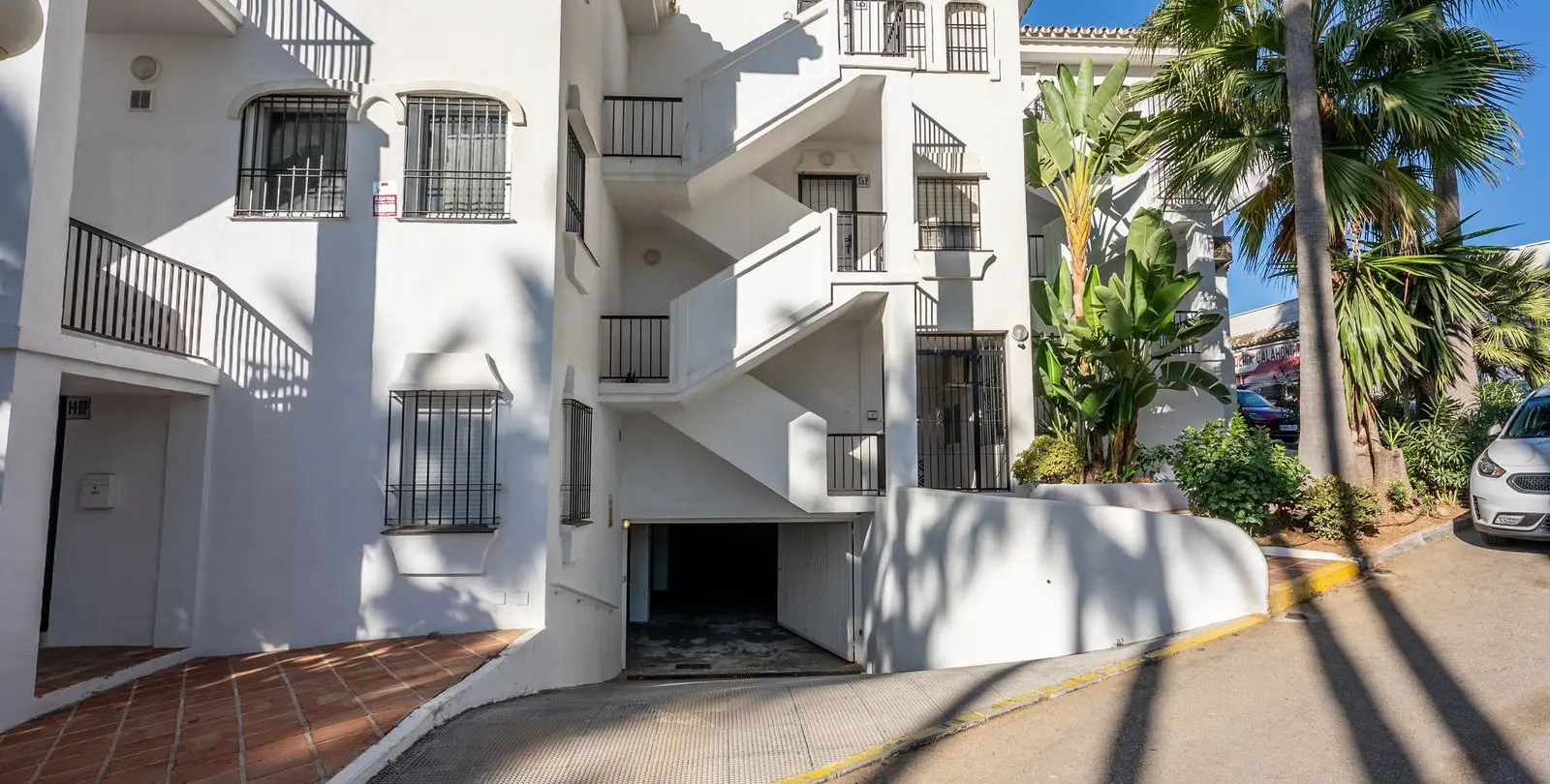 Sale of penthouse duplex in Calahonda 35