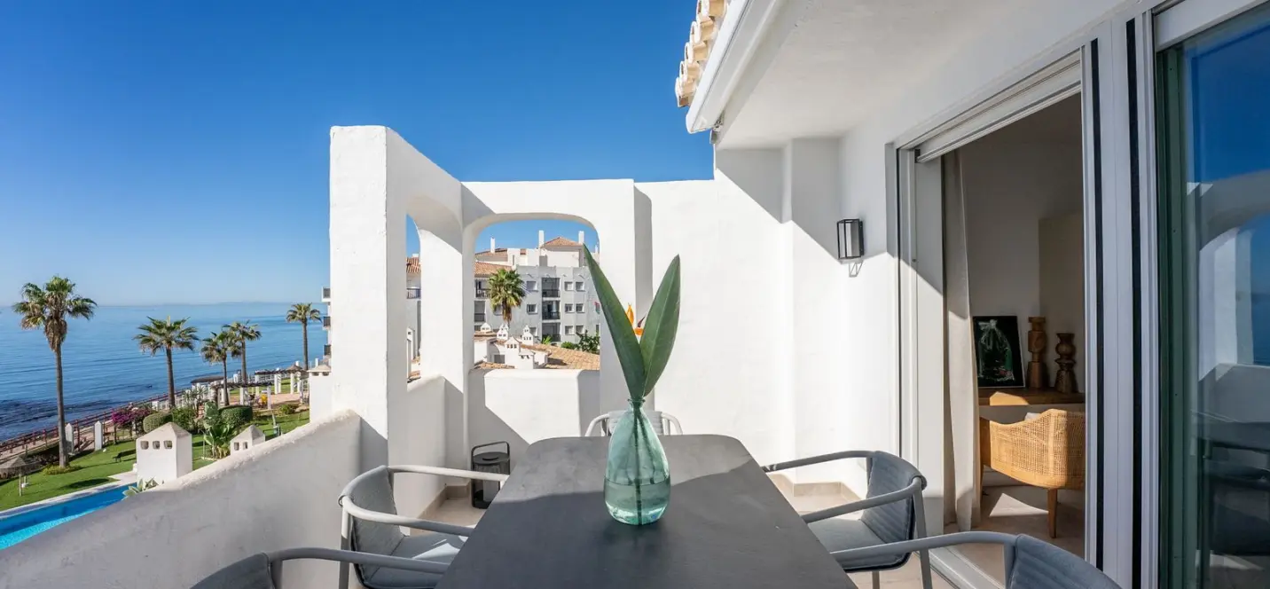 Sale of penthouse duplex in Calahonda 0