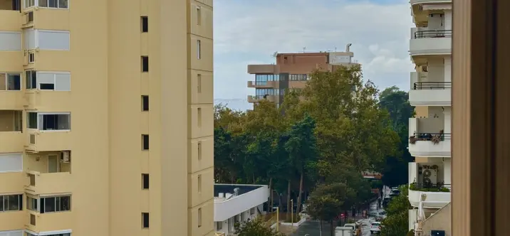 Venta de apartamento en planta media en Marbella 1