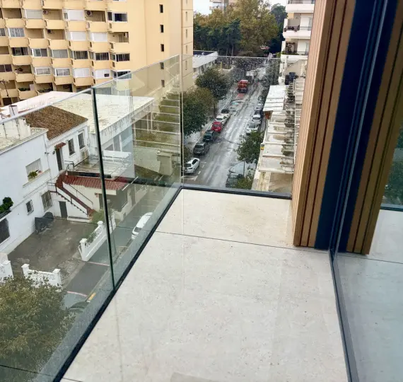 Venta de apartamento en planta media en Marbella