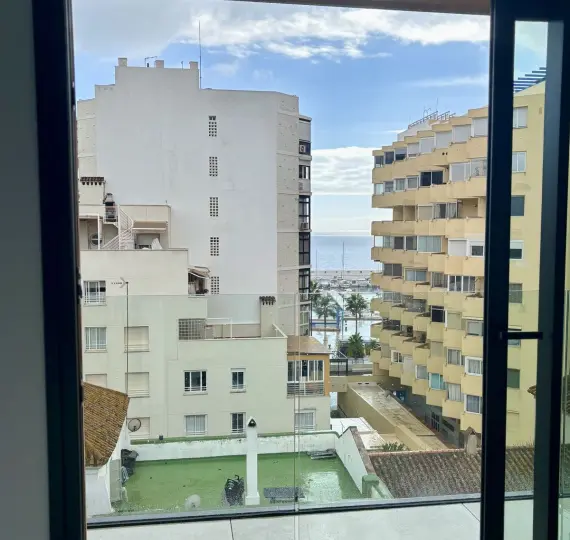Venta de apartamento en planta media en Marbella