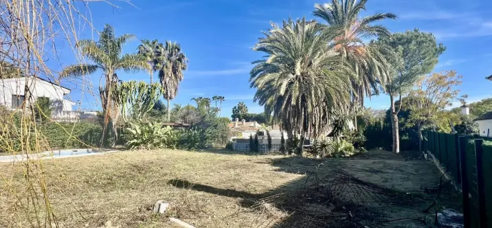 Venta de parcela residencial en Guadalmina Baja 2