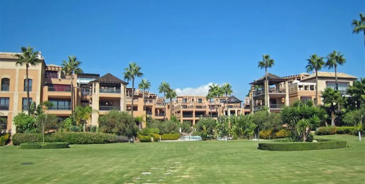 Venta de apartamento en planta baja en San Pedro de Alcántara 2