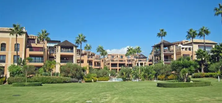 Venta de apartamento en planta baja en San Pedro de Alcántara 1