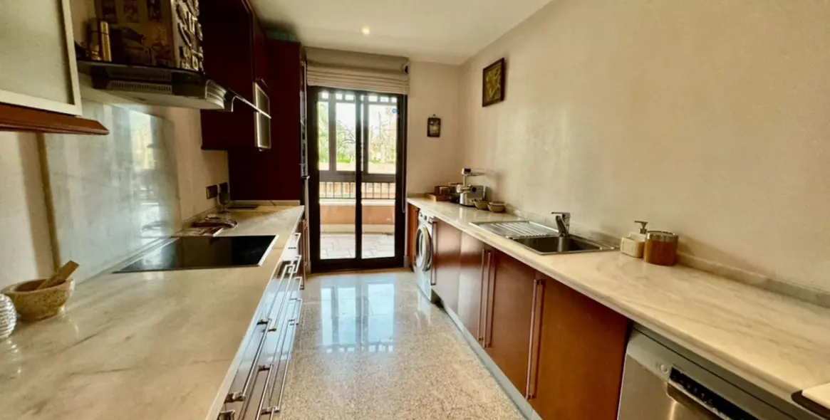 Venta de apartamento en planta baja en San Pedro de Alcántara 11