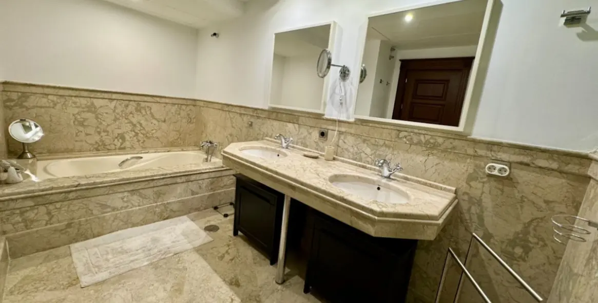 Venta de apartamento en planta baja en San Pedro de Alcántara 19