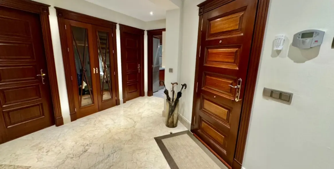 Venta de apartamento en planta baja en San Pedro de Alcántara 21