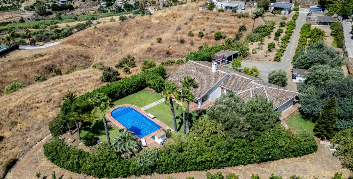 Продажа  отдельно стоящей виллы в Alhaurín el Grande 1