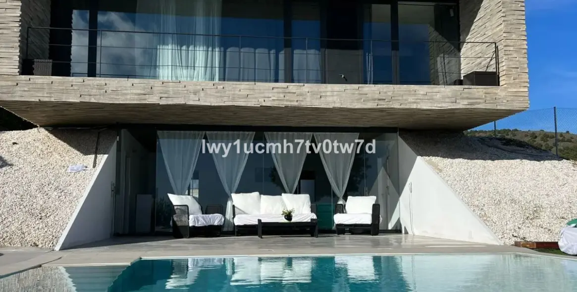 Sale of detached villa in Benalmadena 1