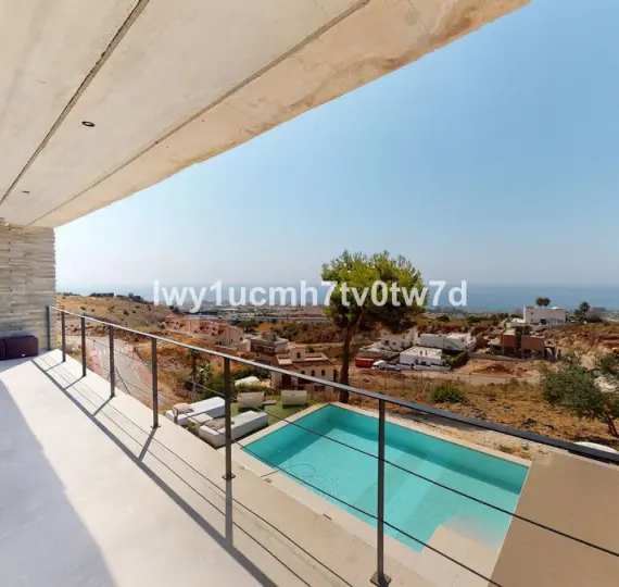 Sale of detached villa in Benalmadena