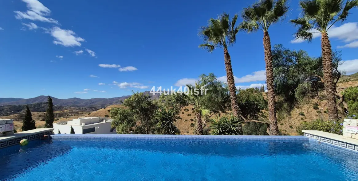 Sale of detached villa in Valtocado 1