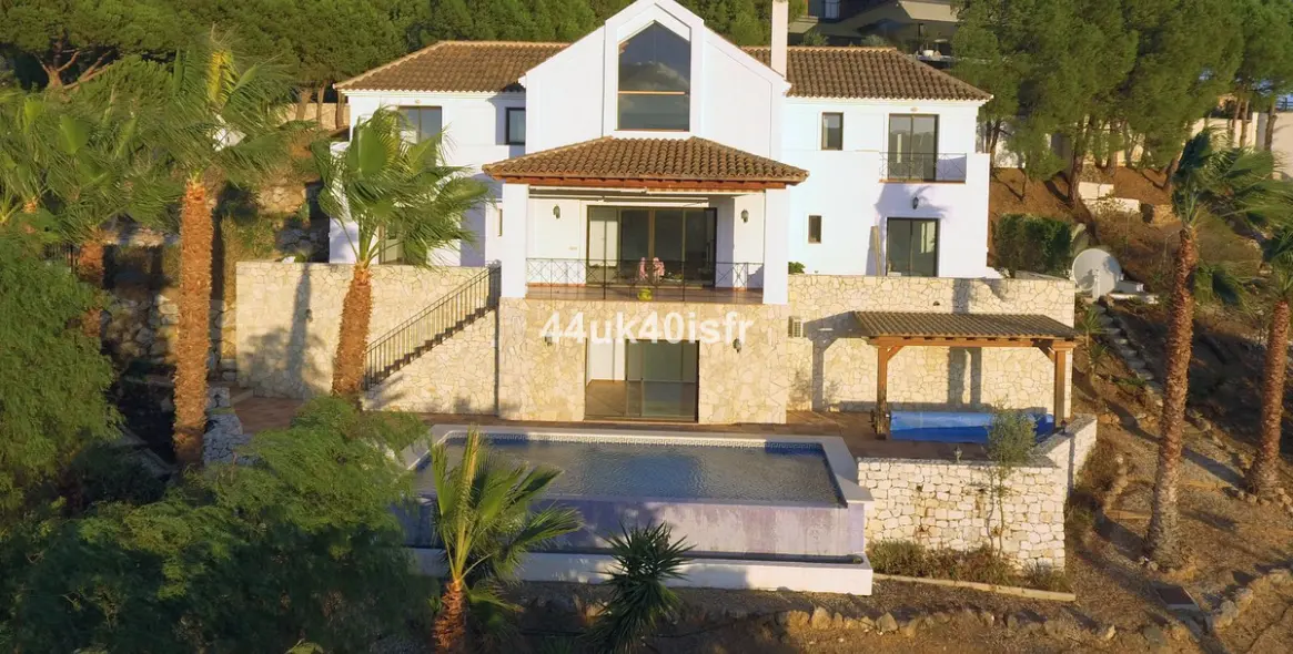 Sale of detached villa in Valtocado 2