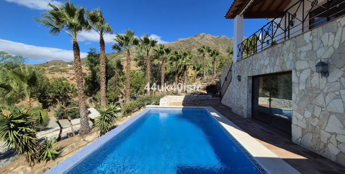 Sale of detached villa in Valtocado 3