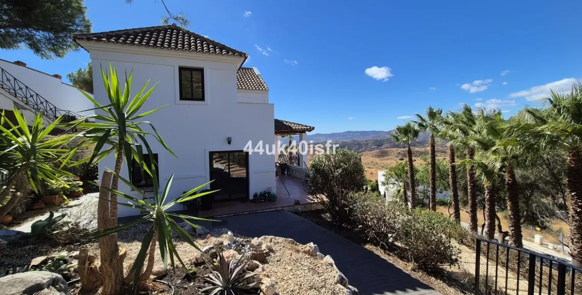 Sale of detached villa in Valtocado 5