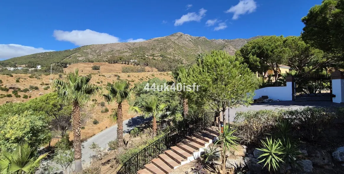 Sale of detached villa in Valtocado 6