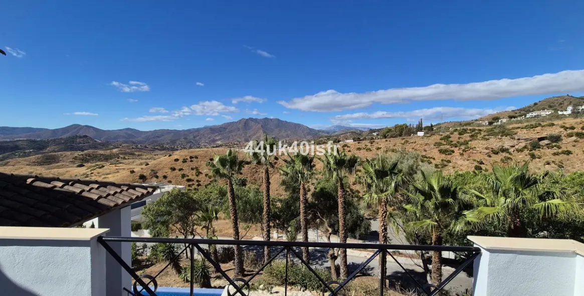 Sale of detached villa in Valtocado 10