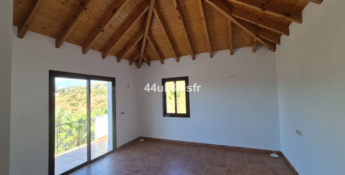 Sale of detached villa in Valtocado 11