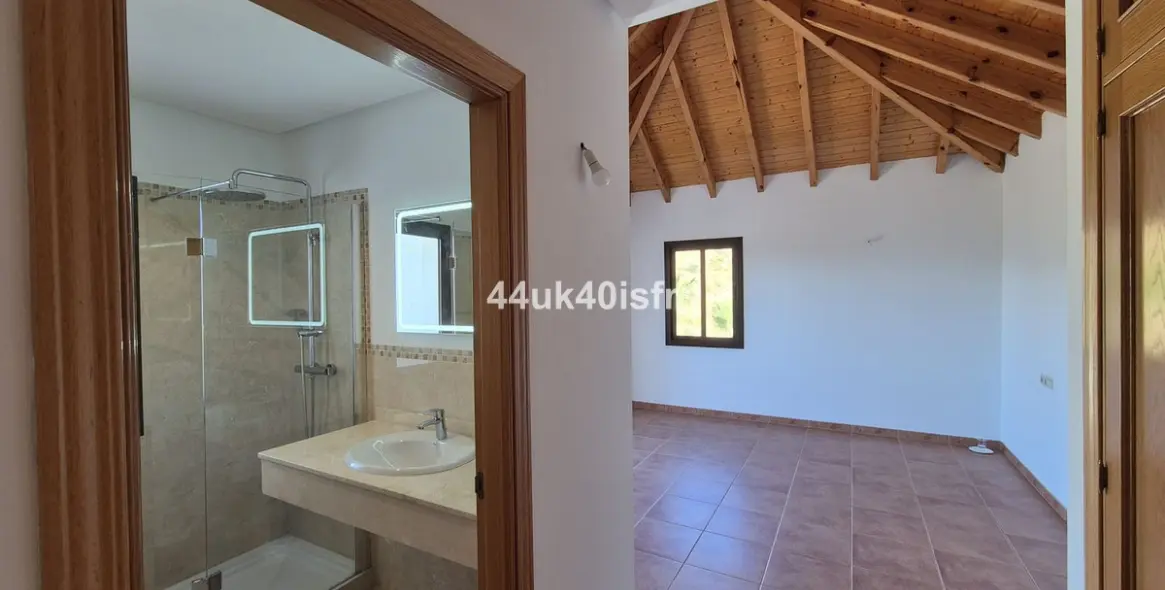 Sale of detached villa in Valtocado 12