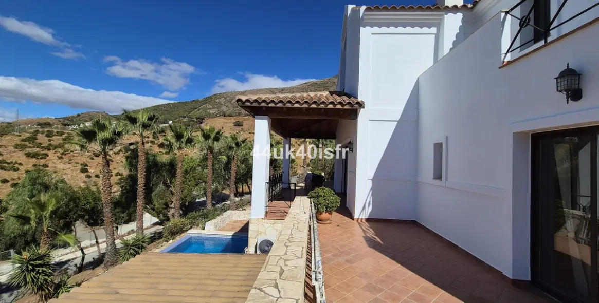 Sale of detached villa in Valtocado 18