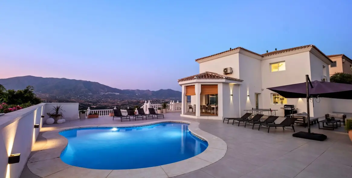 Sale of detached villa in Cerros del Aguila 1