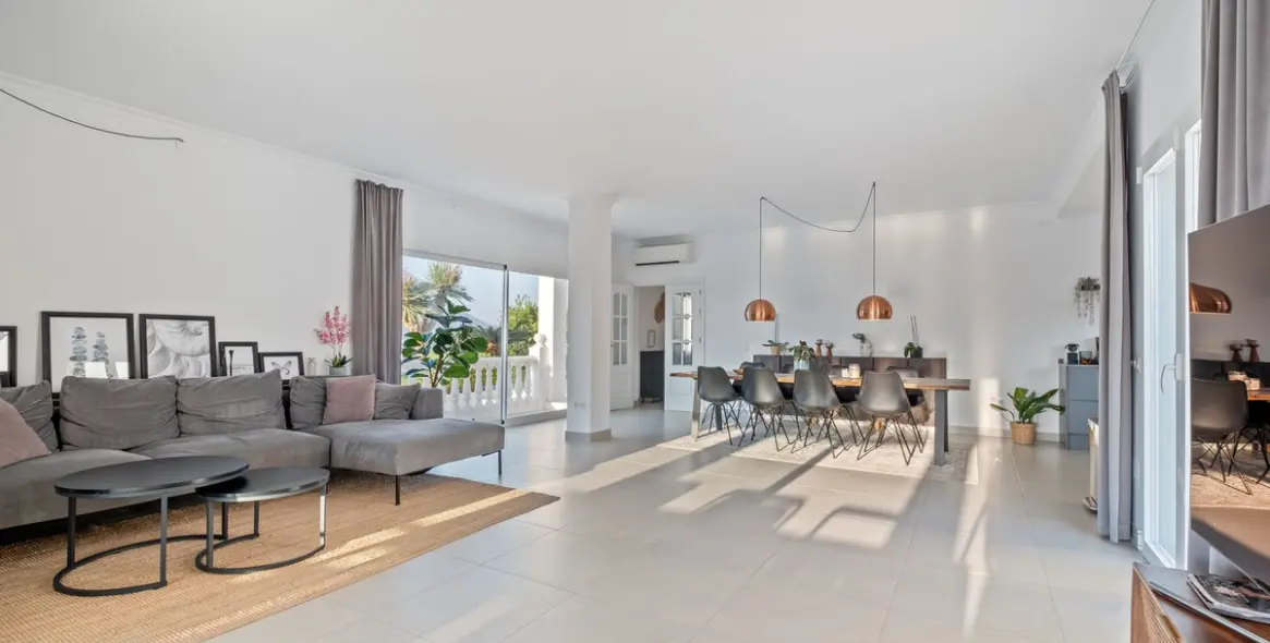 Sale of detached villa in Cerros del Aguila 3