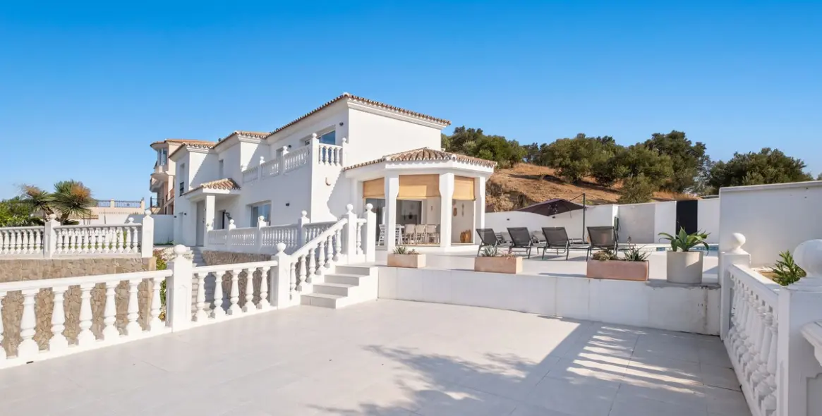 Sale of detached villa in Cerros del Aguila 4