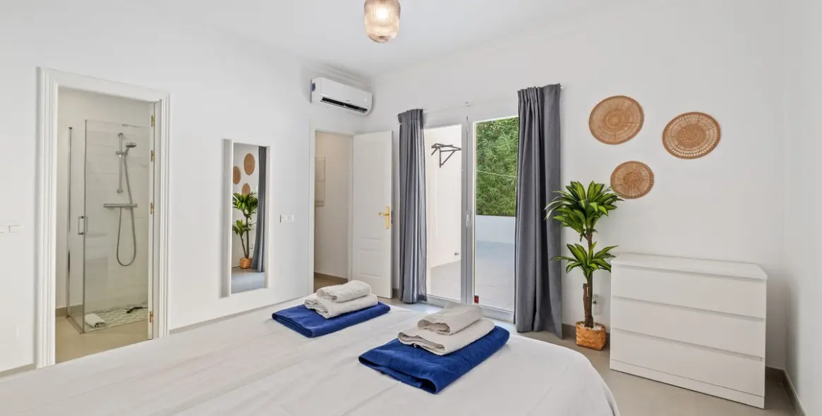 Sale of detached villa in Cerros del Aguila 9