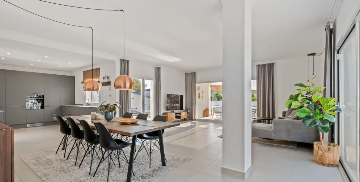 Sale of detached villa in Cerros del Aguila 11