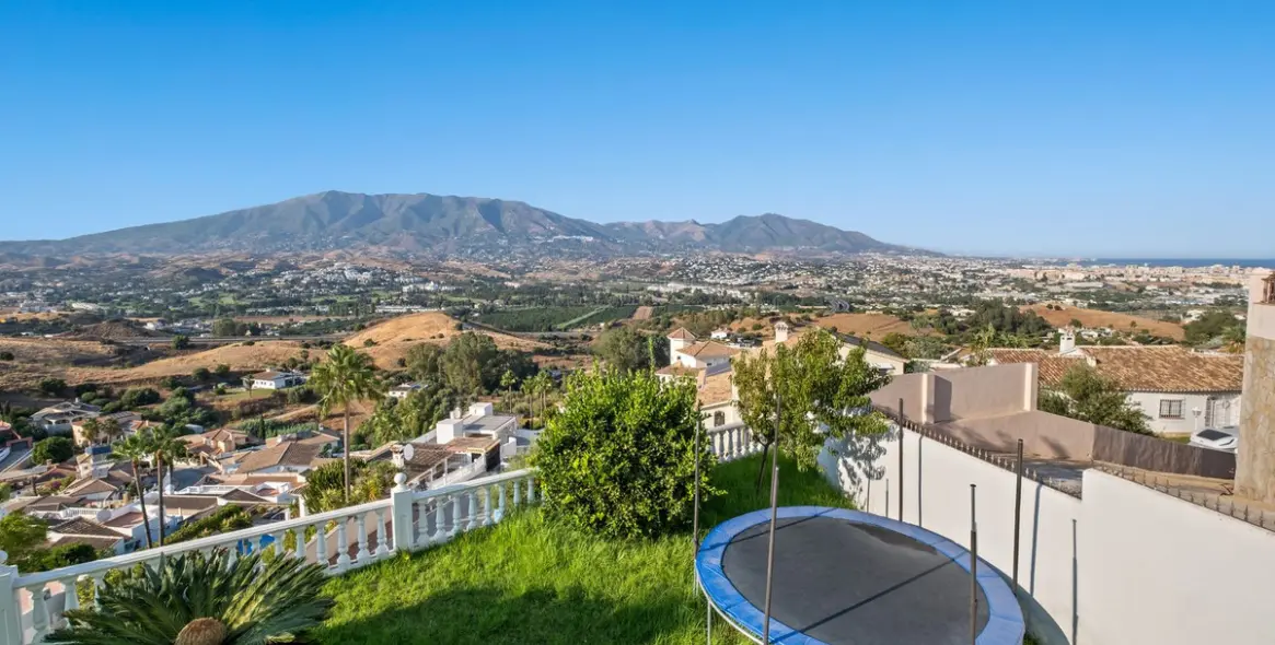 Sale of detached villa in Cerros del Aguila 14