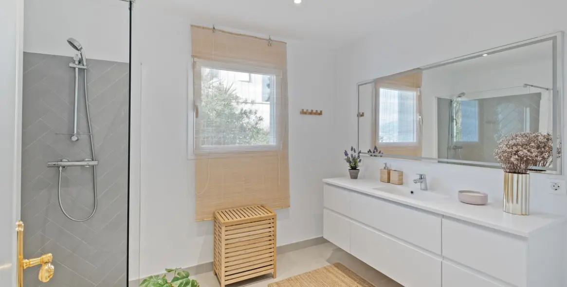 Sale of detached villa in Cerros del Aguila 15