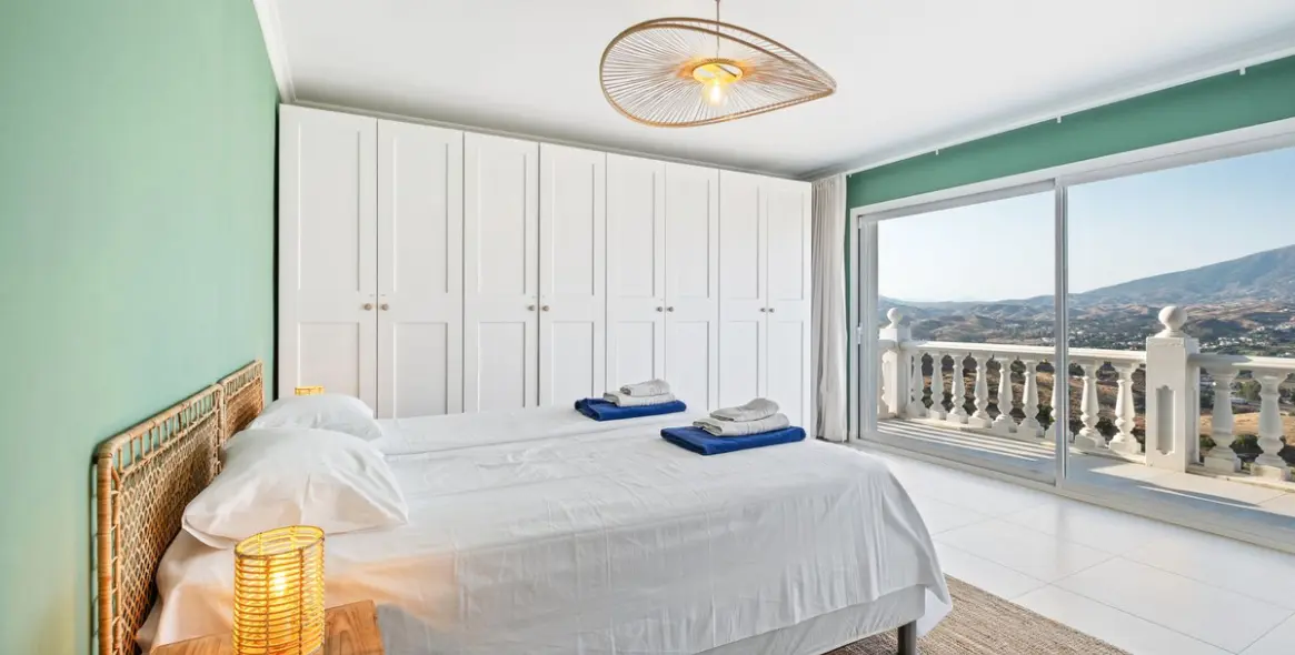 Sale of detached villa in Cerros del Aguila 20