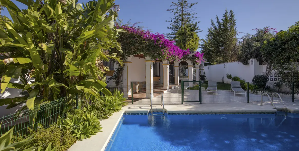 Продажа  отдельно стоящей виллы в Guadalmina Alta 28