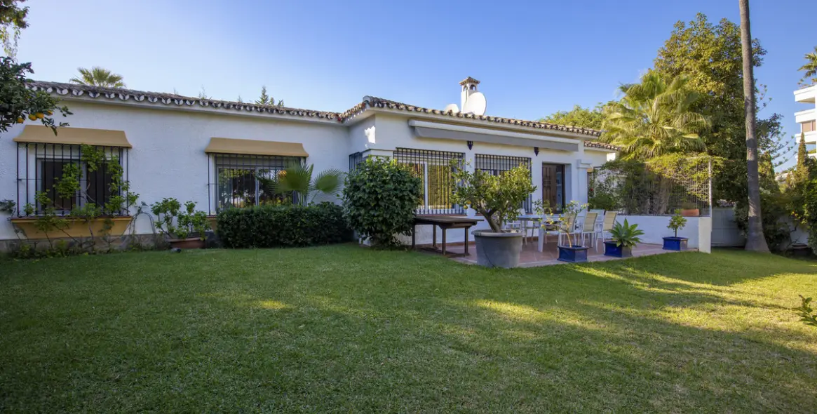 Продажа  отдельно стоящей виллы в Guadalmina Alta 35