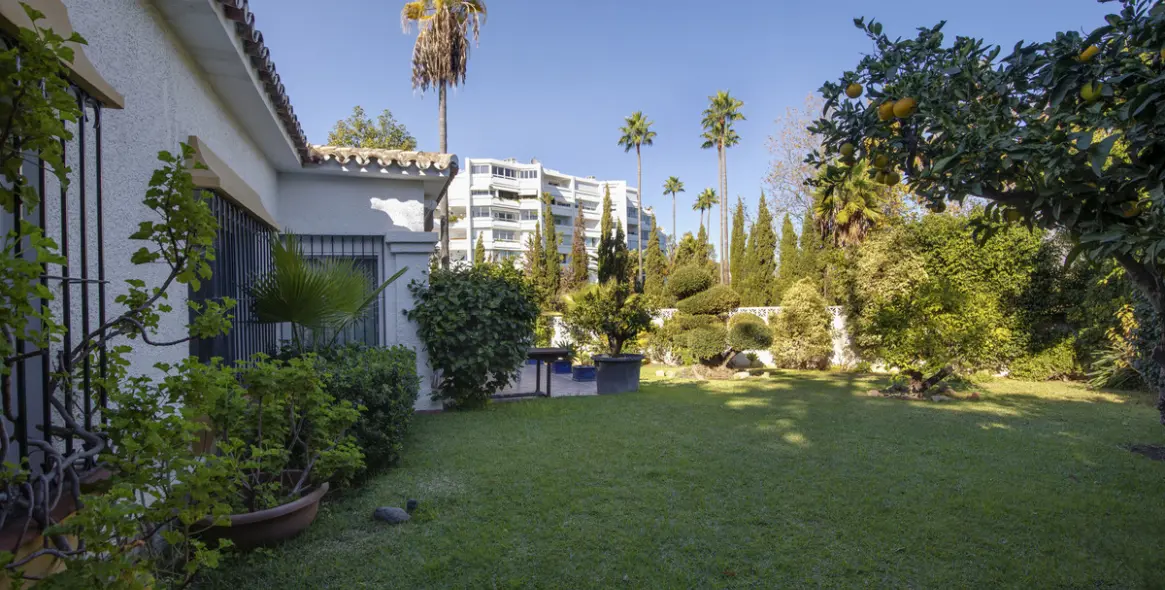 Продажа  отдельно стоящей виллы в Guadalmina Alta 36