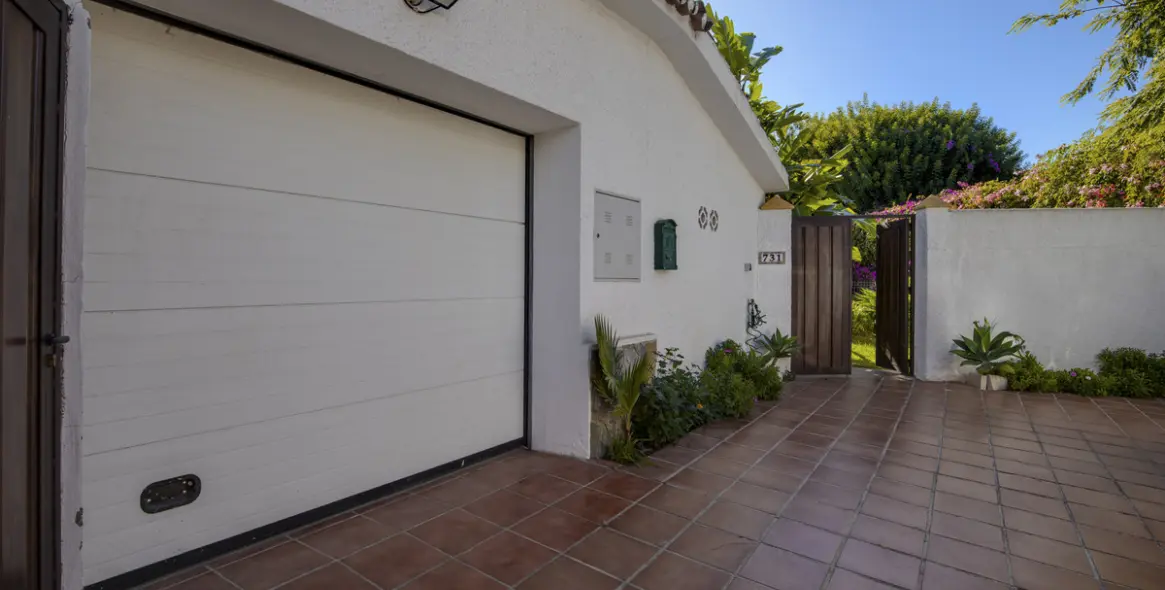 Продажа  отдельно стоящей виллы в Guadalmina Alta 37