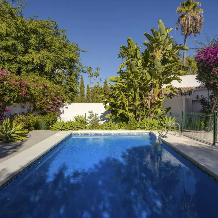 Venta de villa independiente en Guadalmina Alta