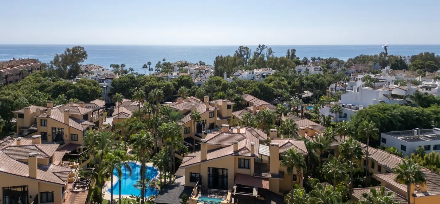 Sale of ground floor apartment in Puerto Banús 0