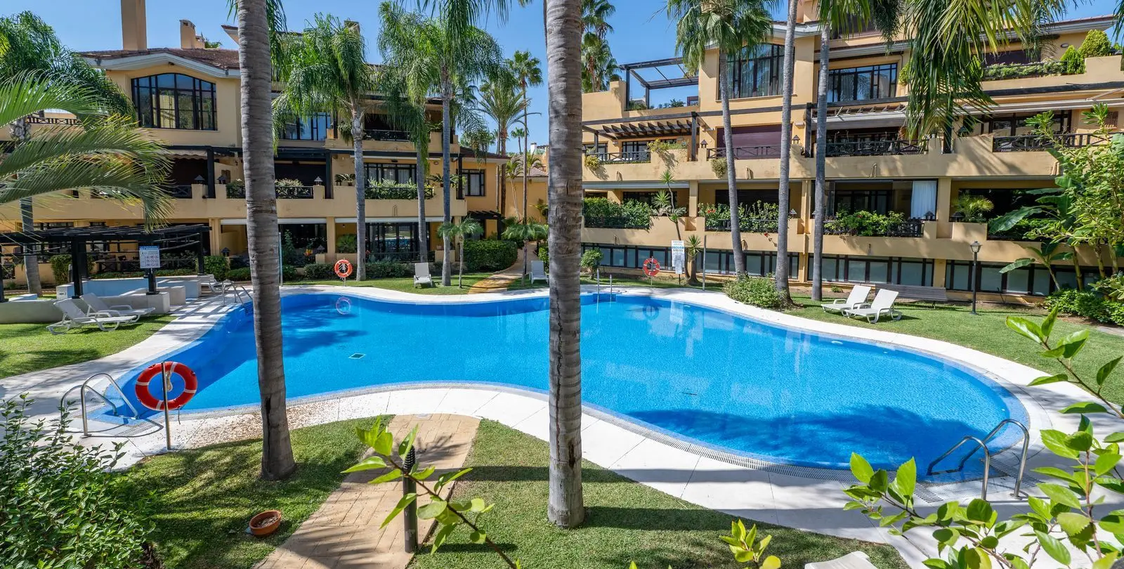 Venta de apartamento en planta baja en Puerto Banús 2