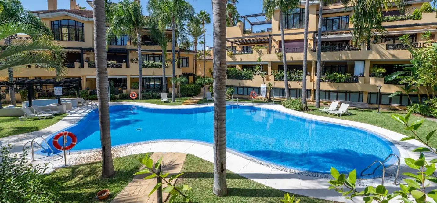 Sale of ground floor apartment in Puerto Banús 1