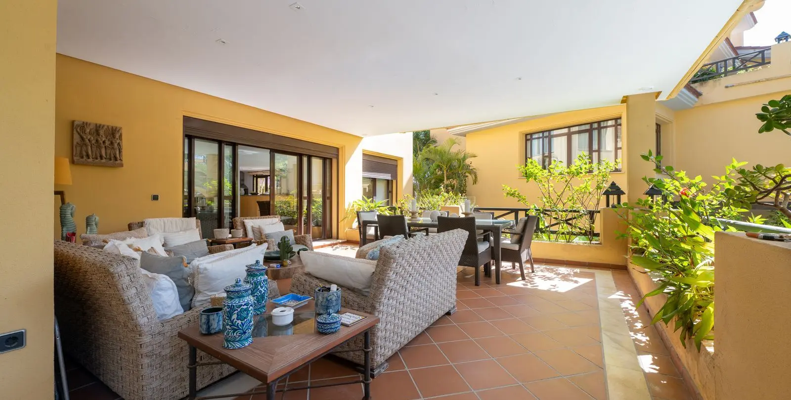 Venta de apartamento en planta baja en Puerto Banús 4