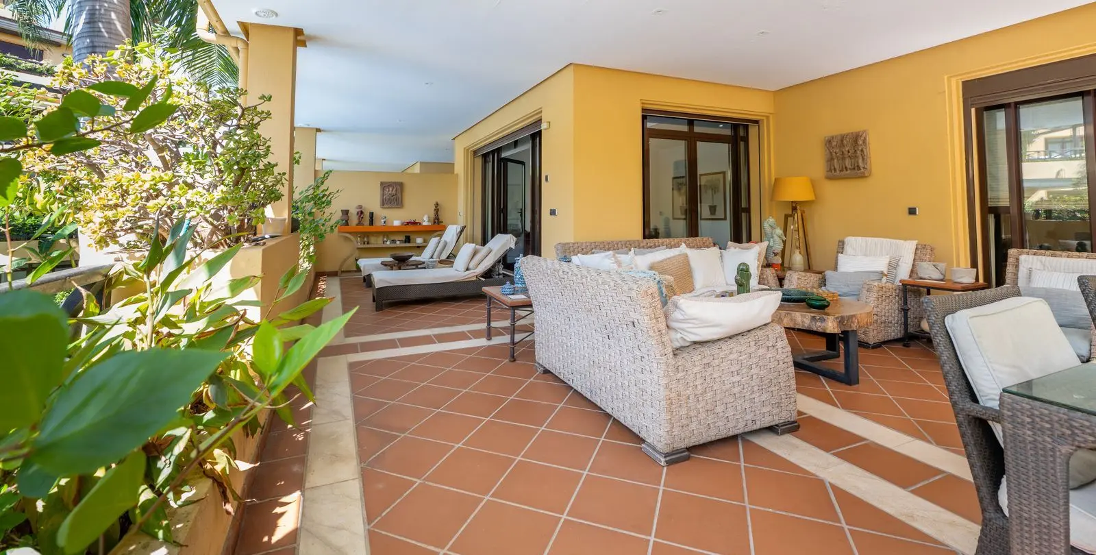 Venta de apartamento en planta baja en Puerto Banús 8