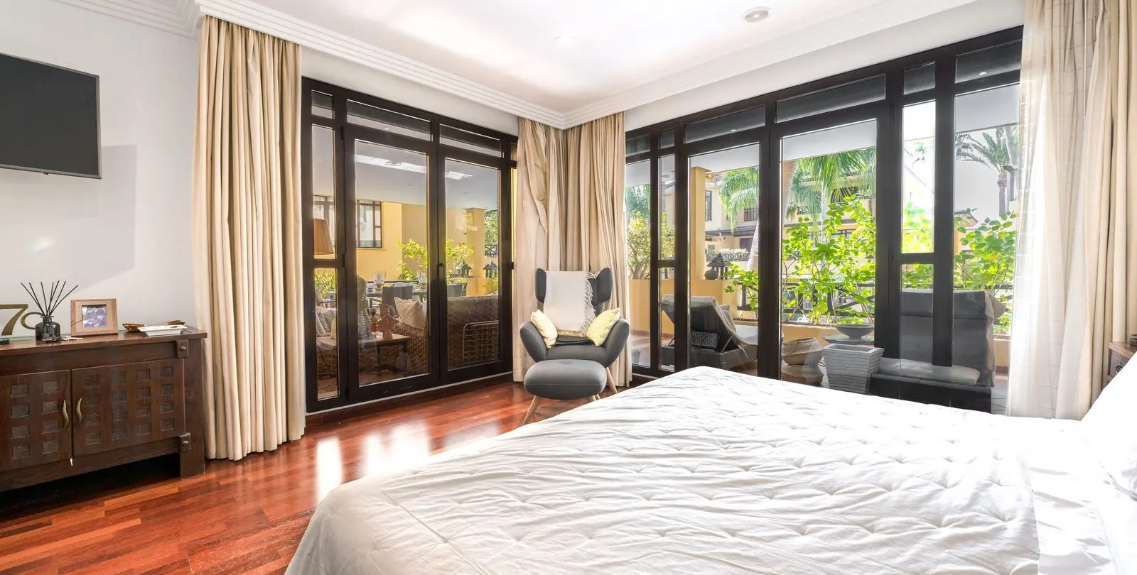 Venta de apartamento en planta baja en Puerto Banús 18